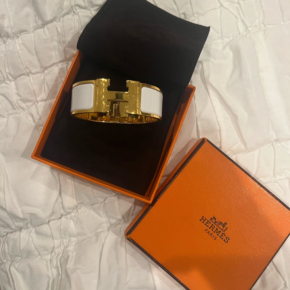 Hermes Women’s Clic Clac H bracelet - white - size PM.